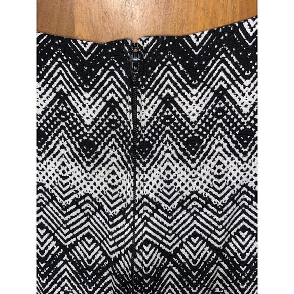 Torrid Fit & Flare A Line Dress Tunic Black Geo Sleeveless Lined Stretch SZ 16 - Picture 5 of 5